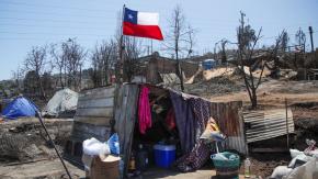 Chilenos rearman sus hogares en los mismos barrios consumidos por los incendios Chilenos rearman sus hogares en los mismos barrios consumidos por los incendios