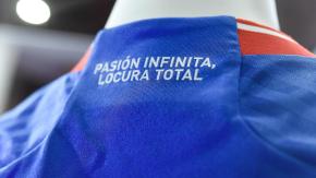 "Ordinaria" y "muy linda": Debate entre hinchas azules por nueva camiseta de la U enciende las redes "Ordinaria" y "muy linda": Debate entre hinchas azules por nueva camiseta de la U enciende las redes