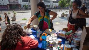 Ropa, leche y barras de cereal, entre otros: Las ayudas que están recibiendo en Viña del Mar y Quilpué Ropa, leche y barras de cereal, entre otros: Las ayudas que están recibiendo en Viña del Mar y Quilpué