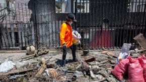 Reportajes T13: La "Revolución de las palas", voluntarios repletan la zona de incendios Reportajes T13: La "Revolución de las palas", voluntarios repletan la zona de incendios