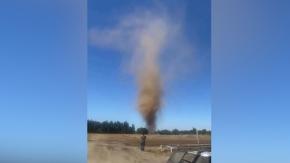 Le dicen "dust devil”: Registran formación de un remolino de polvo en Los Ángeles Le dicen "dust devil”: Registran formación de un remolino de polvo en Los Ángeles