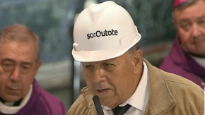 El homenaje de mineros rescatados durante el funeral de Piñera: "Hoy hay 33 banderas y no 33 cruces gracias a usted"