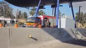 “No estamos jugando”: Bomberos cuestiona a concesionaria que no dejó pasar carro en un peaje durante incendios
