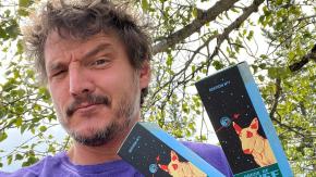 "Los Otros Cuatro Fantásticos": Pedro Pascal saludó a su madre con divertida foto familiar en una playa chilena