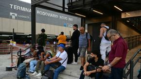 Hombre asaltó bus con pasajeros en Brasil y los tomó de rehenes: Sujeto se entregó después de 3 horas Hombre asaltó bus con pasajeros en Brasil y los tomó de rehenes: Sujeto se entregó después de 3 horas
