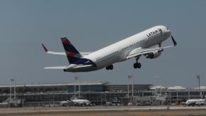 10 pasajeros y 3 tripulantes lesionados: Qué dijo Latam sobre el incidente en vuelo hacia Santiago