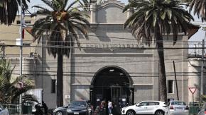 Aumentan seguridad en Santiago 1 y ex Penitenciaría: reos amenazan con motines por instalación de inhibidores de señal Aumentan seguridad en Santiago 1 y ex Penitenciaría: reos amenazan con motines por instalación de inhibidores de señal
