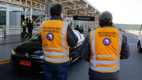 Denuncian que taxista cobró casi 7 millones de pesos a mujer holandesa por traslado desde aeropuerto al centro de Santiago Denuncian que taxista cobró casi 7 millones de pesos a mujer holandesa por traslado desde aeropuerto al centro de Santiago