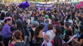 Encuesta Criteria: identificación con el movimiento feminista baja a 32% entre las mujeres y a 14% entre los hombres