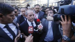 Entre golpes y empujones: Así fue la caótica llegada de ex director de la PDI al Centro de Justicia Entre golpes y empujones: Así fue la caótica llegada de ex director de la PDI al Centro de Justicia