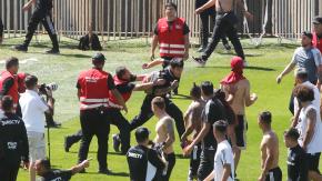 Estaciones de Metro cerradas e invasión de hinchas a la cancha: el caos en el arengazo de Colo Colo previo al Superclásico Estaciones de Metro cerradas e invasión de hinchas a la cancha: el caos en el arengazo de Colo Colo previo al Superclásico