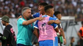 Captan burlesco gesto de Marcelo Morales frente a barra de Colo Colo al término del Superclásico Captan burlesco gesto de Marcelo Morales frente a barra de Colo Colo al término del Superclásico