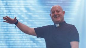 Quién es el Padre Guilherme, el "cura DJ" que se ha hecho viral por sus fiestas con música electrónica y religiosa Quién es el Padre Guilherme, el "cura DJ" que se ha hecho viral por sus fiestas con música electrónica y religiosa