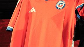 La Roja presenta oficialmente sus nuevas camisetas: conoce los modelos con que inicia la era Ricardo Gareca La Roja presenta oficialmente sus nuevas camisetas: conoce los modelos con que inicia la era Ricardo Gareca