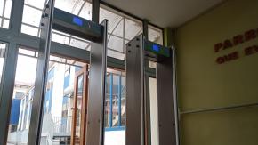 Colegio de Valparaíso instaló detectores de metales para evitar ingreso de armas en alumnos mayores de 14 años Colegio de Valparaíso instaló detectores de metales para evitar ingreso de armas en alumnos mayores de 14 años