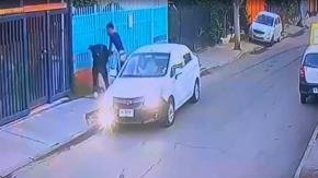 Cámara capta violento robo a escolares en Maipú: niñas de 13 y 16 años fueron agredidas y lanzadas al suelo Cámara capta violento robo a escolares en Maipú: niñas de 13 y 16 años fueron agredidas y lanzadas al suelo