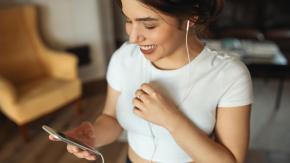 Esto es lo que ocurre en nuestro cerebro cuando escuchamos audios de WhatsApp en velocidad rápida Esto es lo que ocurre en nuestro cerebro cuando escuchamos audios de WhatsApp en velocidad rápida