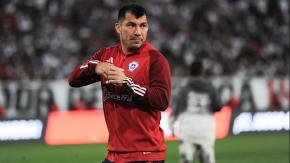 Medel visitó a Colo Colo y respondió sobre llegar al "Cacique": "Somos profesionales y no sabemos lo que pase a futuro" Medel visitó a Colo Colo y respondió sobre llegar al "Cacique": "Somos profesionales y no sabemos lo que pase a futuro"