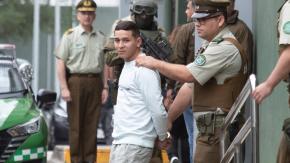 Fuertemente custodiados: Así fue la salida de los detenidos por el asesinato de carabinero en Quinta Normal Fuertemente custodiados: Así fue la salida de los detenidos por el asesinato de carabinero en Quinta Normal