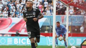 Un cabezazo de Arturo Vidal le dio el triunfo a Colo Colo en el clásico ante la Universidad Católica Un cabezazo de Arturo Vidal le dio el triunfo a Colo Colo en el clásico ante la Universidad Católica