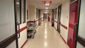 "Me lo mataste": Madre acusa que negligencia médica provocó muerte de su hijo en Hospital El Carmen "Me lo mataste": Madre acusa que negligencia médica provocó muerte de su hijo en Hospital El Carmen