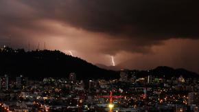 Meteorología emite aviso de probables tormentas eléctricas en seis regiones