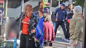 Captan brutal ataque en Valparaíso: Mujer es apuñalada varias veces a plena luz del día Captan brutal ataque en Valparaíso: Mujer es apuñalada varias veces a plena luz del día