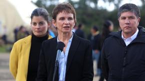 Ministra Tohá por carabineros asesinados en Cañete: "Sí hay pistas, hay líneas investigativas" Ministra Tohá por carabineros asesinados en Cañete: "Sí hay pistas, hay líneas investigativas"