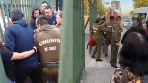 Apoderados de colegio de Maipú retienen a sujeto que habría grabado a niñas: además portaba un cuchillo Apoderados de colegio de Maipú retienen a sujeto que habría grabado a niñas: además portaba un cuchillo