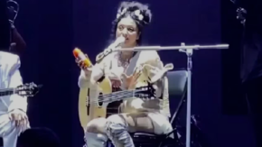 "Es la primera vez que me pasa": Mon Laferte debió parar show en Argentina por culpa de los mosquitos "Es la primera vez que me pasa": Mon Laferte debió parar show en Argentina por culpa de los mosquitos