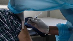 AstraZeneca admite que su vacuna contra el COVID-19 puede provocar trombosis "en casos extremadamente raros" AstraZeneca admite que su vacuna contra el COVID-19 puede provocar trombosis "en casos extremadamente raros"