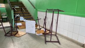 Detienen a 8 adolescentes por causar daños en liceo de Lota tras muerte de estudiante Detienen a 8 adolescentes por causar daños en liceo de Lota tras muerte de estudiante