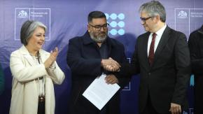 Gobierno y la CUT firman acuerdos: se limitará alza del precio de combustibles y se reactiva bolsillo familiar electrónico Gobierno y la CUT firman acuerdos: se limitará alza del precio de combustibles y se reactiva bolsillo familiar electrónico