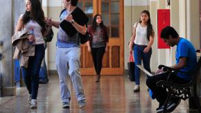 Acusan que universitaria que se lanzó desde tercer piso era hostigada: Superintendencia de Educación dice no haber recibido denuncias Acusan que universitaria que se lanzó desde tercer piso era hostigada: Superintendencia de Educación dice no haber recibido denuncias