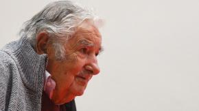 Pepe Mujica descarta tratar su tumor fuera de Uruguay: "Vamos a ver lo que podamos remendar acá en el barrio" Pepe Mujica descarta tratar su tumor fuera de Uruguay: "Vamos a ver lo que podamos remendar acá en el barrio"