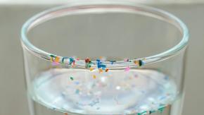 El agua embotellada tiene más microplásticos que el agua de grifo El agua embotellada tiene más microplásticos que el agua de grifo