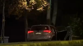 Al menos dos detenidos tras encerrona y persecución en Las Condes: asaltantes intentaron atropellar a Carabineros Al menos dos detenidos tras encerrona y persecución en Las Condes: asaltantes intentaron atropellar a Carabineros