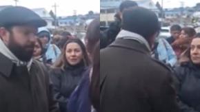 "Eso no se lo voy a aceptar": La discusión del Presidente Boric con vecina que dijo que "los extranjeros tienen todo gratis" "Eso no se lo voy a aceptar": La discusión del Presidente Boric con vecina que dijo que "los extranjeros tienen todo gratis"
