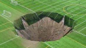 Gigantesco socavón aparece en medio de cancha de fútbol en EE.UU.: Tiene al menos 9 metros de profundidad Gigantesco socavón aparece en medio de cancha de fútbol en EE.UU.: Tiene al menos 9 metros de profundidad