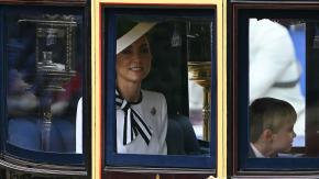 Kate Middleton asiste sonriente y de blanco al primer acto oficial tras anuncio de su cáncer