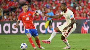 "¿Y no dice nada el VAR?": Grosero codazo de jugador canadiense a Echeverría hizo estallar a hinchas de La Roja "¿Y no dice nada el VAR?": Grosero codazo de jugador canadiense a Echeverría hizo estallar a hinchas de La Roja