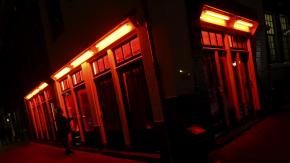 ¿La solución para la prostitución en Santiago?: Así funciona un barrio rojo en Países Bajos