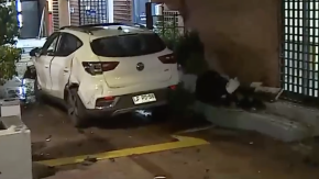 Iba contra el tránsito: Automóvil choca contra frontis de edificio en Providencia Iba contra el tránsito: Automóvil choca contra frontis de edificio en Providencia