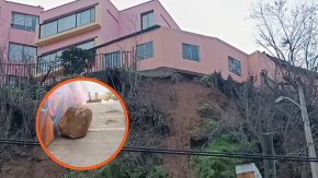 Casa está colgando en Cerro Barón de Valparaíso tras deslizamiento: Roca gigante cayó a la calle