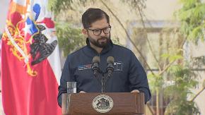 “Quedan más en ridículo ustedes que yo”: Presidente Boric respondió a personas que le gritaban "merluzo" en Arica “Quedan más en ridículo ustedes que yo”: Presidente Boric respondió a personas que le gritaban "merluzo" en Arica