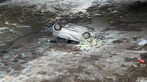Conductor iba en estado de ebriedad: Auto cae a la ribera del Río Mapocho en Recoleta Conductor iba en estado de ebriedad: Auto cae a la ribera del Río Mapocho en Recoleta