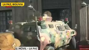 Bolivia: Captan momento exacto en que militares intentan ingresar al Palacio de Gobierno en una tanqueta