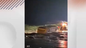 Microbús quedó atrapado por desborde de estero en Tiltil