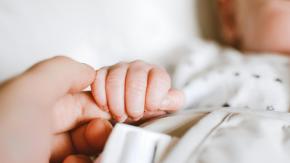 Familia recibirá indemnización de más de mil millones de pesos por negligencia en parto: menor quedó con daño neurológico irreversible Familia recibirá indemnización de más de mil millones de pesos por negligencia en parto: menor quedó con daño neurológico irreversible