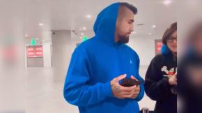 "No grabes más": Vidal vive incómodo momento con periodista de farándula en el Aeropuerto de Santiago "No grabes más": Vidal vive incómodo momento con periodista de farándula en el Aeropuerto de Santiago